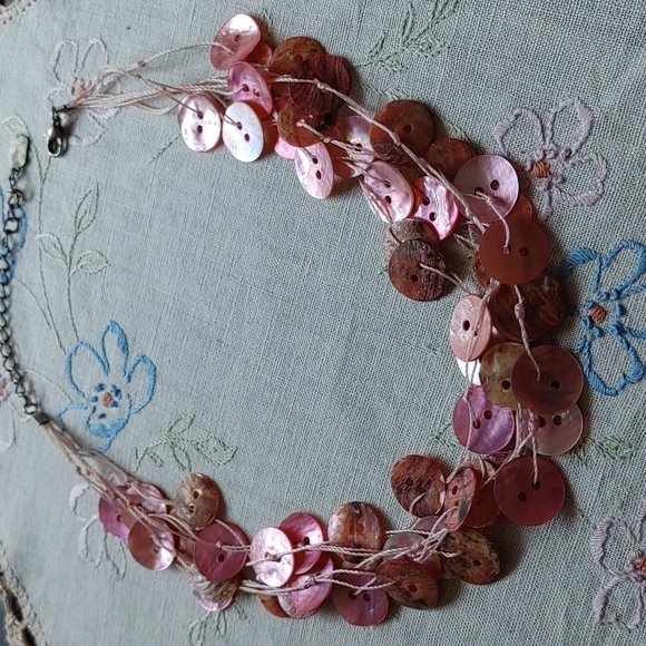 ♦️3 for $15 Pink button shell necklace - Picture 7 of 9